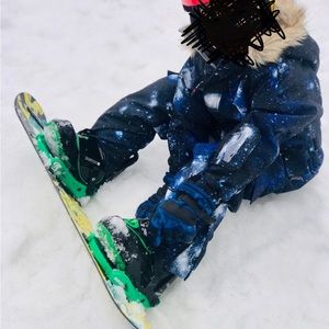 Beautiful snow suit. Perfect for any snow sport or just playing in the snow.